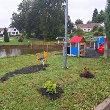 Zeleň kolem dětského hřiště